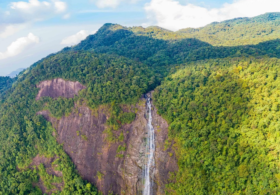 Do Quyen waterfall in Bach Ma National Park-Hoi An Private Car